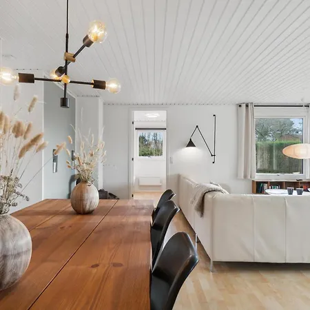 3 Bedroom Cozy In 펜션